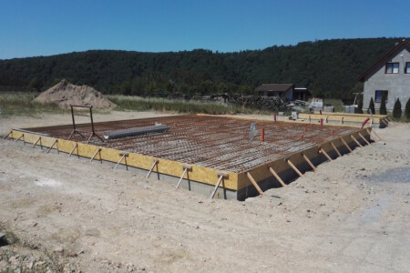 ZÁKLADOVÁ DESKA V ÚJEZDĚ NAD ZBEČNEM