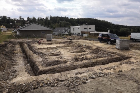 ZAKLÁDÁNÍ STAVBY NOVÉ STRAŠECÍ