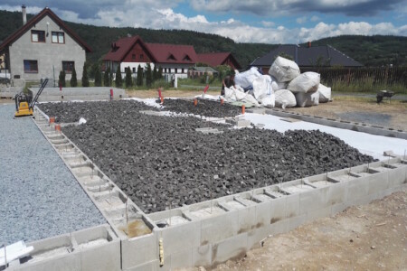 ZÁKLADOVÁ DESKA V ÚJEZDĚ NAD ZBEČNEM